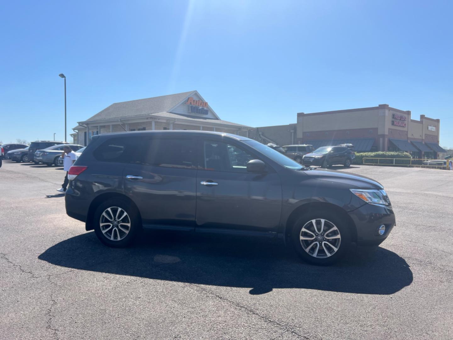 2014 GRAY Nissan Pathfinder S 4WD (5N1AR2MMXEC) with an 3.5L V6 DOHC 24V engine, Continuously Variable Transmission transmission, located at 420 I-35E, Lancaster, TX, 75146, (469) 297-4144, 32.593929, -96.823685 - Photo#7